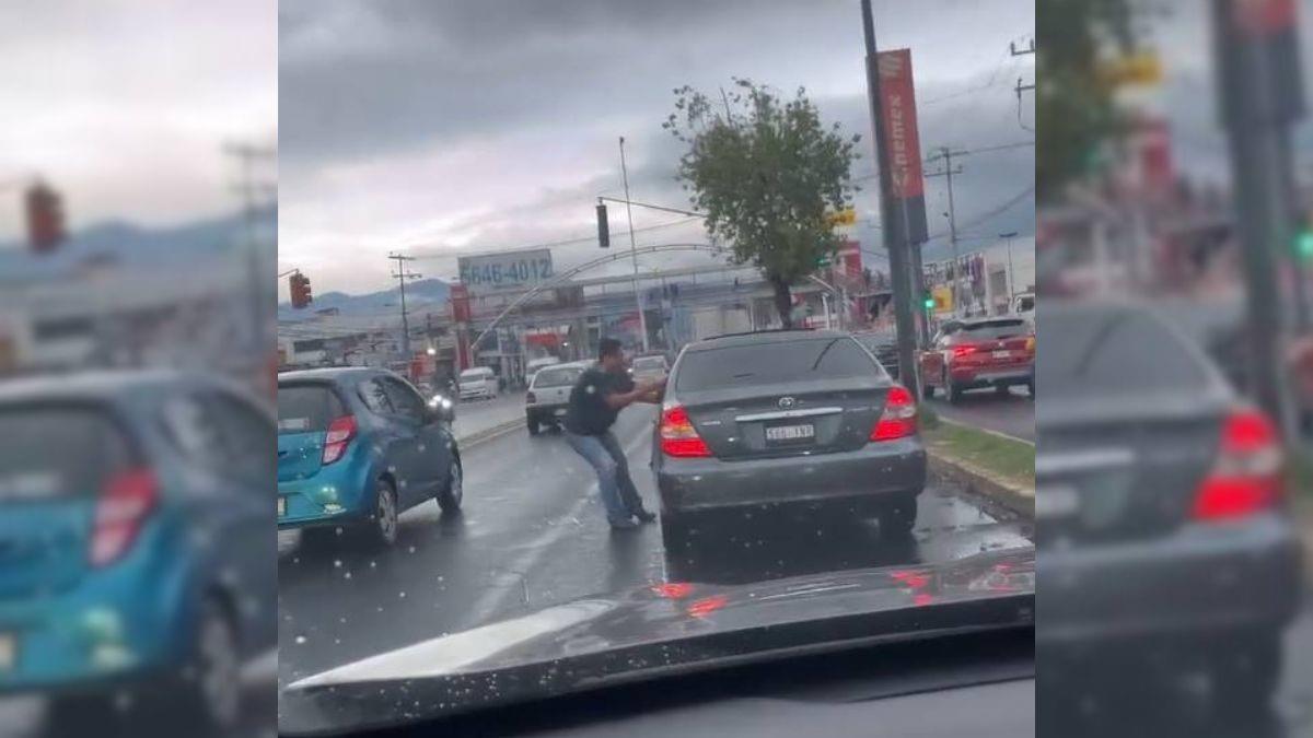 Se desconoce quién llevaba el desarmados que salió a relucir durante el forcejeo entre un hombre y una mujer en calles de Ixtapaluca- Foto: Captura de pantalla