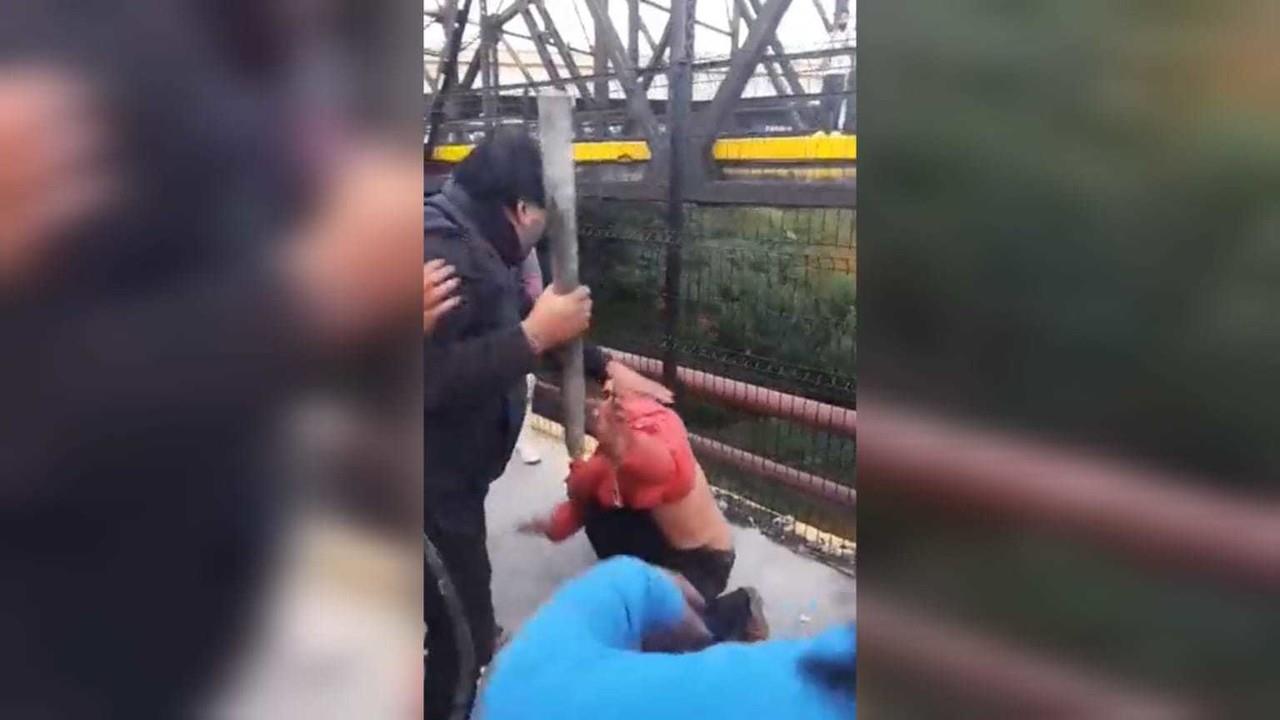 El conductor del transporte público fue golpeado tras intentar huir y dejar lesionados a dos personas que atropelló en la Vía Morelos en Ecatepec. Foto: Captura de pantalla