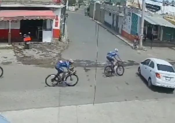 VIDEO: Cruza auto sin fijarse y arrolla a dos ciclistas