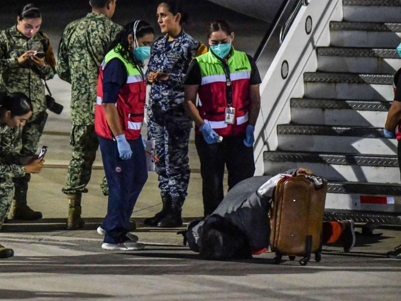 Besa mujer suelo mexicano tras bajar del avión que la trajo desde Israel