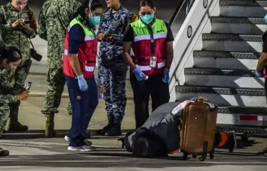 Besa mujer suelo mexicano tras bajar del avión que la trajo desde Israel