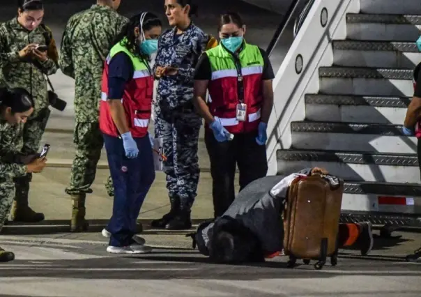 Besa mujer suelo mexicano tras bajar del avión que la trajo desde Israel