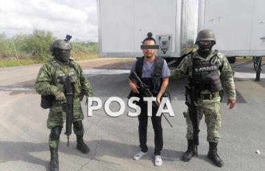 Detienen soldados a hombre con fusil y cargadores