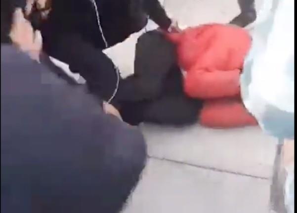 Dan golpiza a conductor que atropelló a peatones en Ecatepec