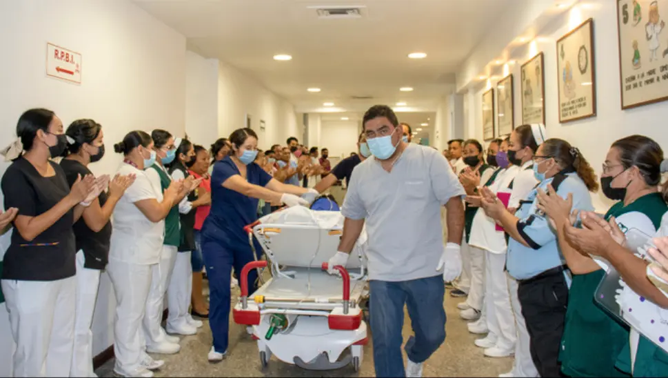 Antes de entrar a cirugía, la cual duró tres horas y media, el joven José F fue despedido con aplausos en una valla humana que trabajadores del IMSS. Foto: Twitter/ @Tu_IMSS