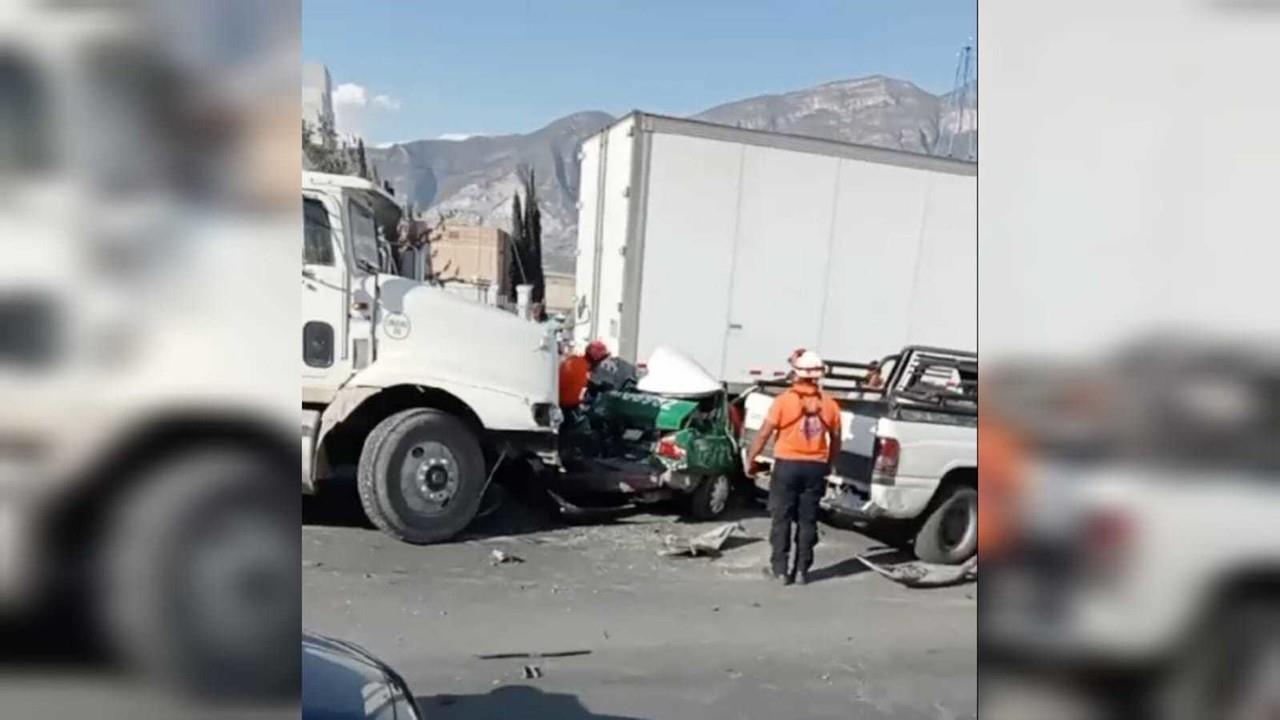 En el lugar, cuatro vehículos fueron alcanzados, entre ellos el vehículo de alquiler que quedó prensado en su totalidad. Foto: Captura de pantalla