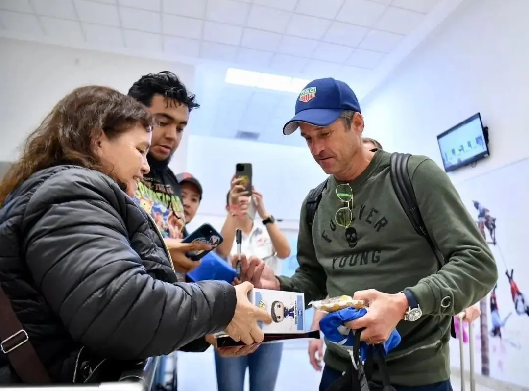 El actor de 57 años llegó a México con motivo de La Carrera Panamericana 2023, competencia en la que participará del 13 al 19 octubre. Foto: X @thedempseyhub.