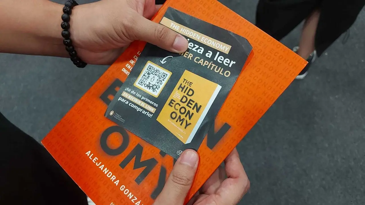 El libro trata sobre un análisis sobre la descentralización de las economías orientada hacia los cambios que ha tenido la economía digital en el mundo de los creadores de contenido. Foto: Pablo González.