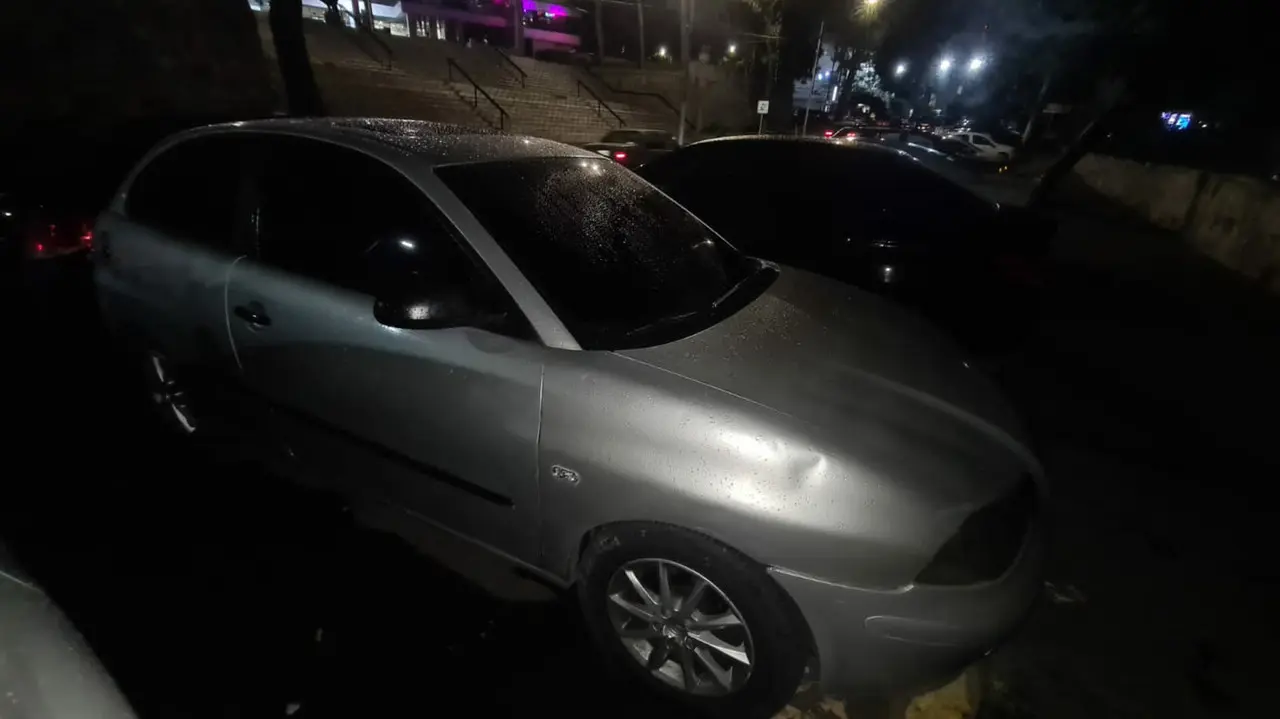 En Naucalpan fue detenido Brayan N a bordo de un auto Seat Ibiza, presuntamente, usado para despojar de su vehículo a una persona el pasado mes de septiembre en el mismo municipio. Foto: Sria de Seguridad Edomex