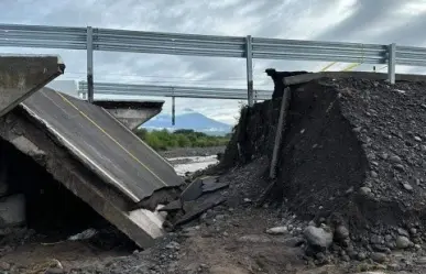 Lluvias tiran puentes en Colima