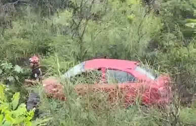 Cae auto al lecho del río Santa Catarina en Monterrey
