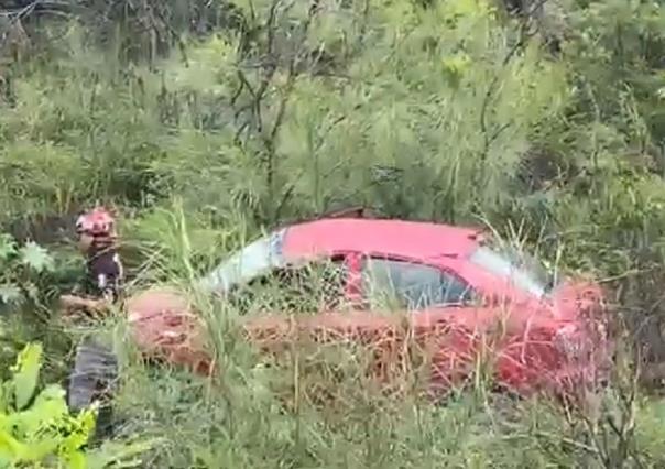 Cae auto al lecho del río Santa Catarina en Monterrey