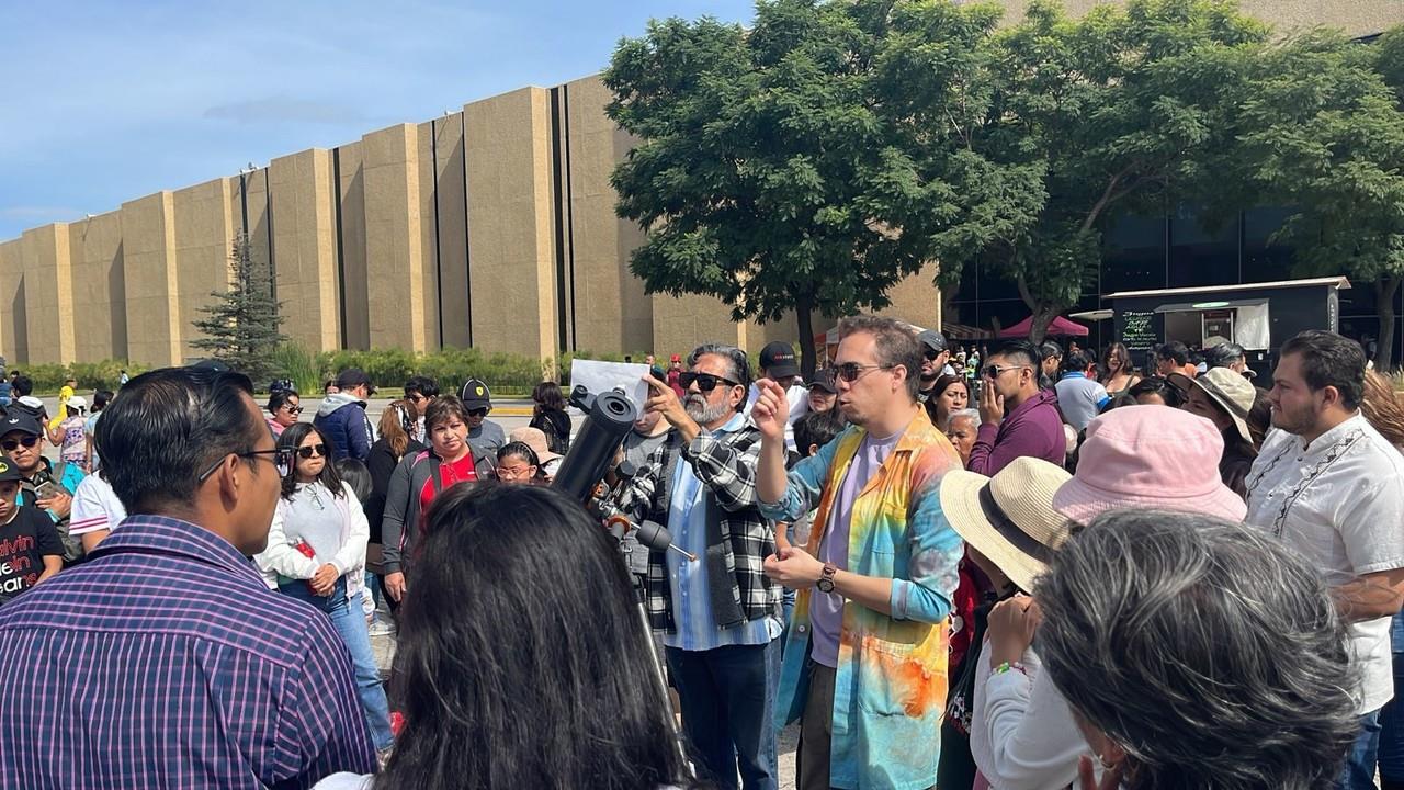 Disfrutan del eclipse solar en el Centro Cultural en Texcoco