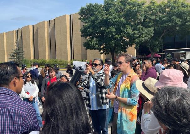 Disfrutan del eclipse solar en el Centro Cultural en Texcoco