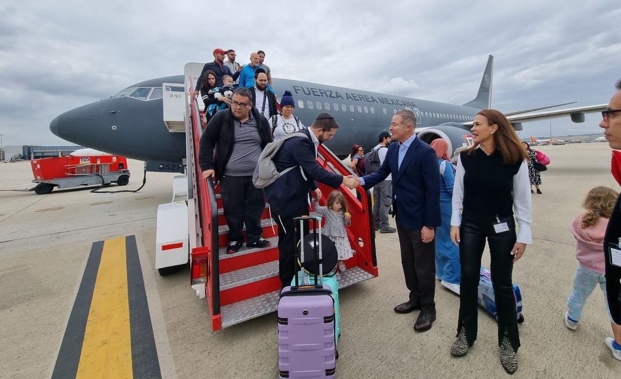 Mexicanos llegan a Madrid en puente aéreo desde Israel. Foto. SRE
