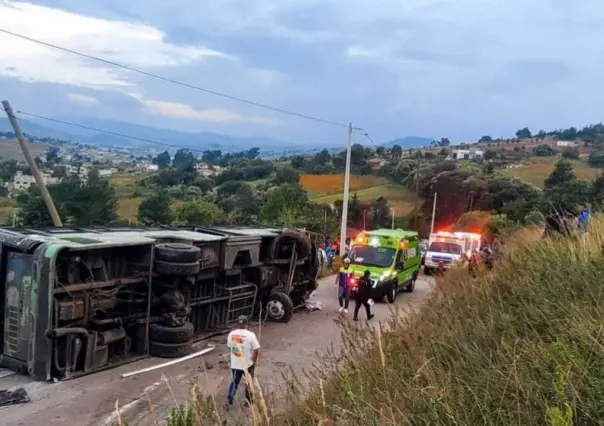 Muere conductor de un autobús de pasajeros en Jocotitlán, hay siete heridos