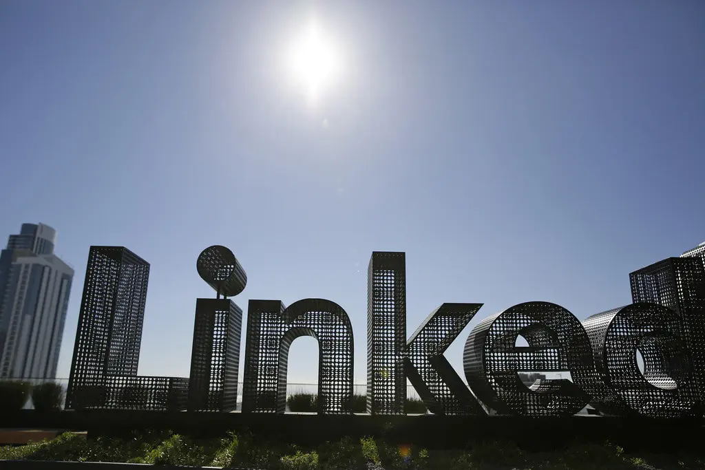 Una escultura luce en una terraza de las oficinas de LinkedIn, el 22 de septiembre de 2016, en San Francisco. (AP Foto/Eric Risberg, archivo)