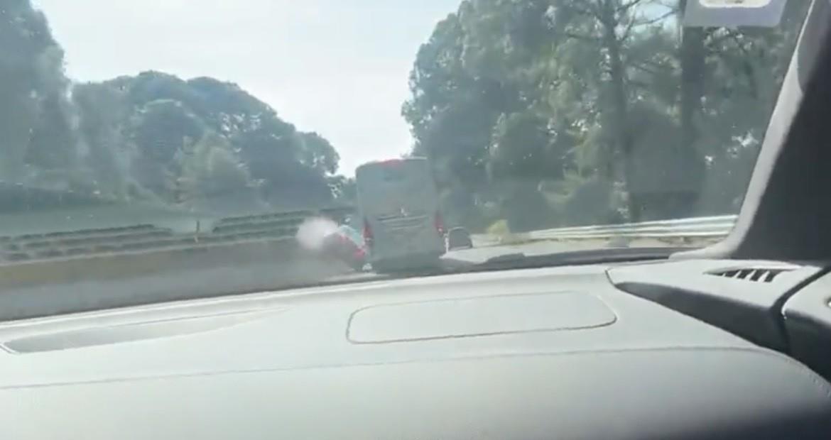 En redes sociales ha circulado el video del accidente, donde se puede apreciar que el auto deportivo es conducido de forma peligrosa. Foto: Twitter.