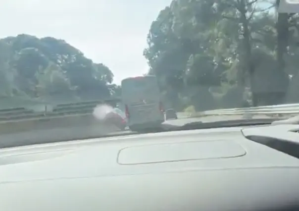 VIDEO: Conductor de auto deportivo causa accidente en la México Cuernavaca