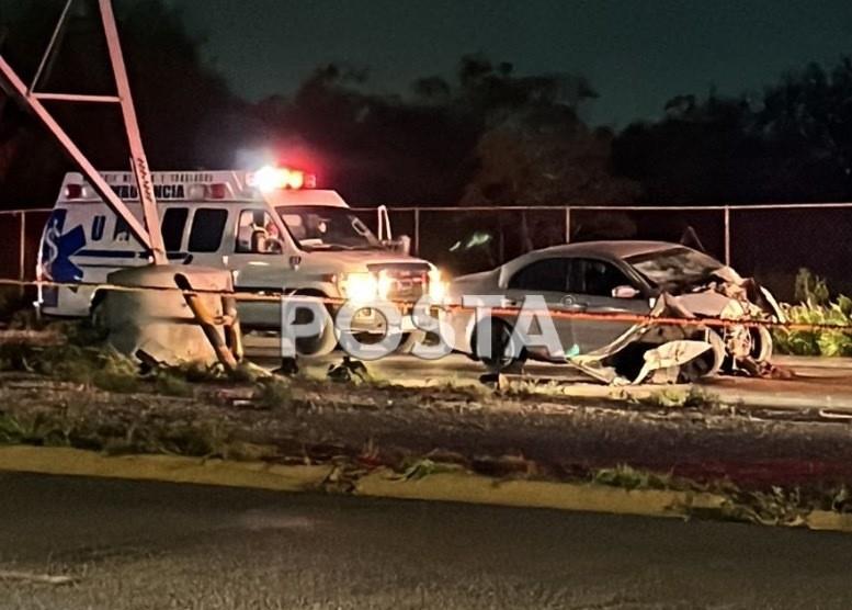 Elementos de Protección Civil de San Nicolás y ambulancias UMT quienes usaron equipo hidráulico para liberar al lesionado se percataron que ya no contaba con signos vitales. Foto: Raymundo Elizalde.