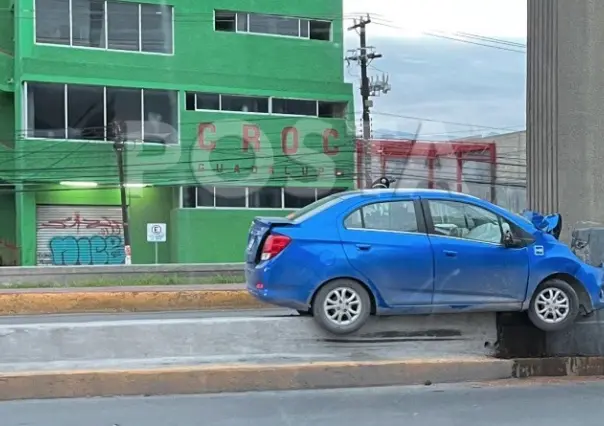 Muere hombre tras impactarse en muro de contención en Guadalupe