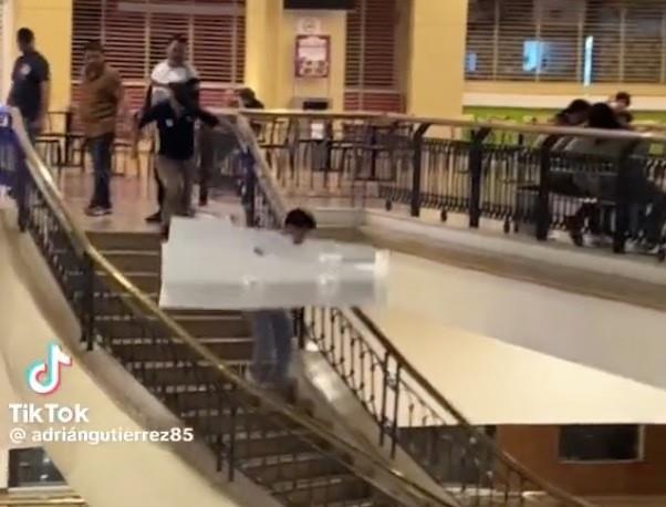 Roba joven publicidad de Taylor Swift de Cin&eacute;polis y lo persiguen