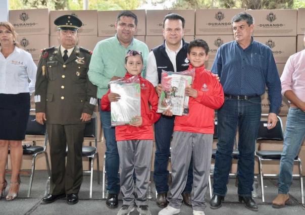 Entrega Gobernador uniformes escolares en Lerdo