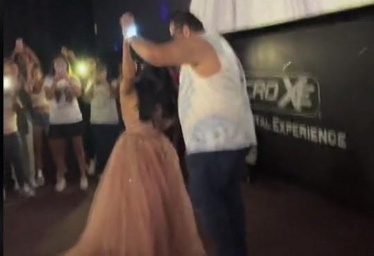 El video de la fanática que celebró sus XV años durante la proyección de la película Taylor Swift: The Eras Tour? en el cine ha sido compartida y viralizada en Tiktok. Foto: Especial.