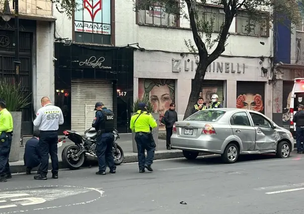 Motociclista resulta herido tras chocar contra un auto en la Cuauhtémoc