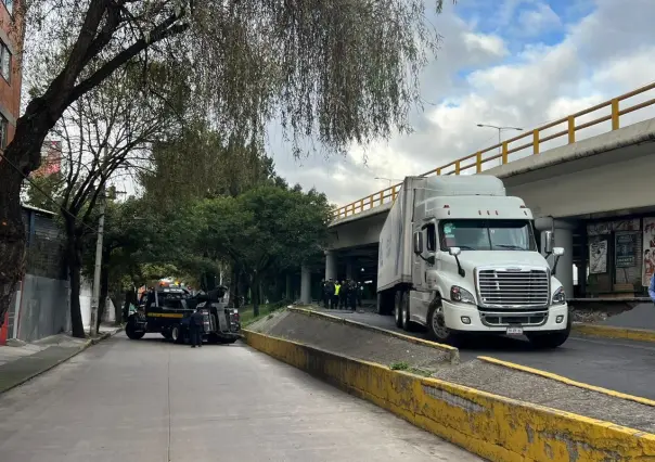 Trailero se atora en bajo puente vehicular en Iztapalapa y causa tráfico