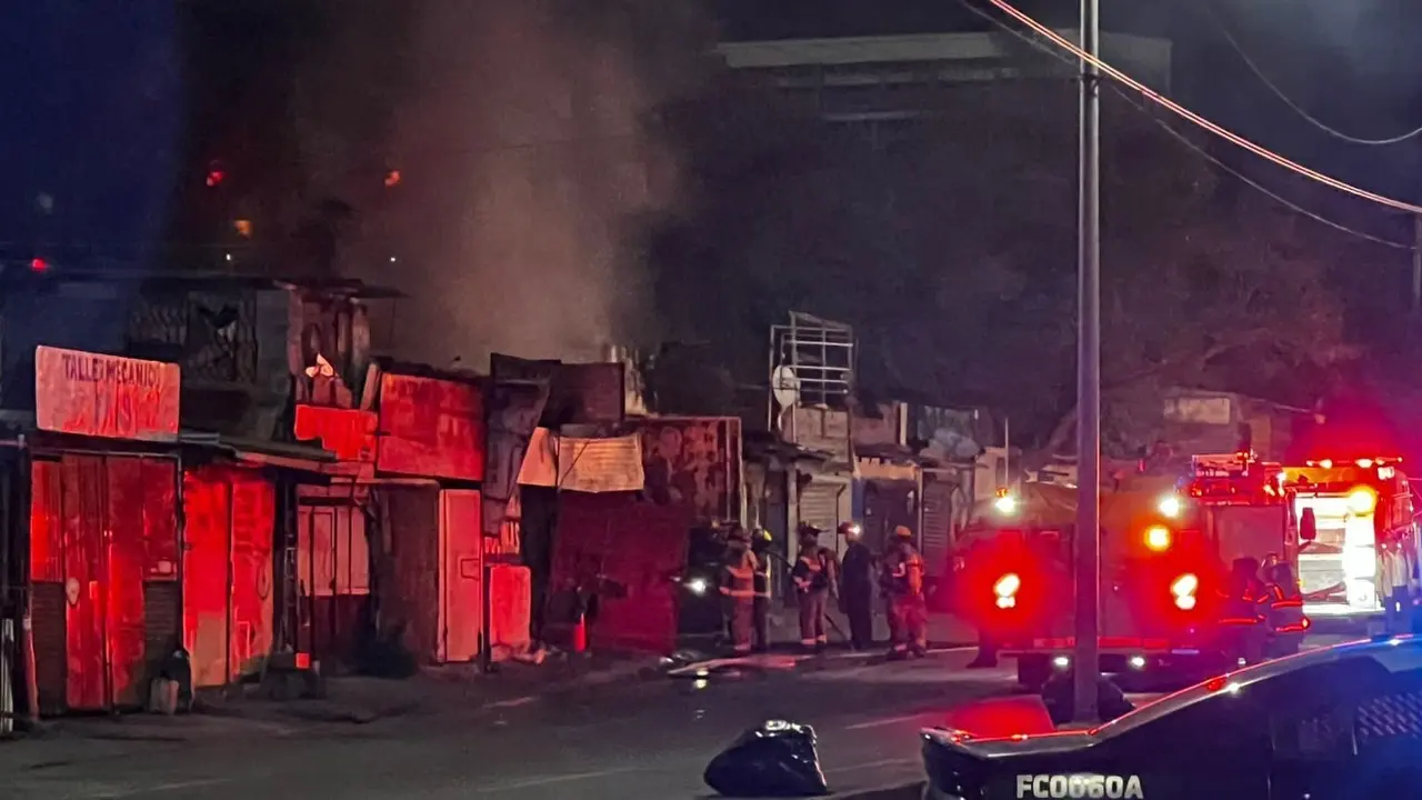 En el sitio no se presentaron lesionados solo daños materiales, donde a decir de los rescatistas todo pudo empezar por un aparentemente cortocircuito. Foto: Raymundo Elizalde.