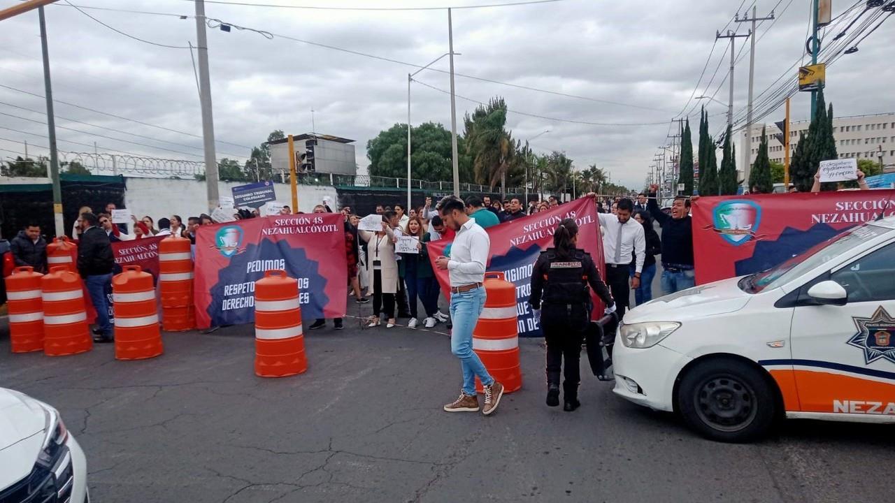 Con la exigencia Pedimos respeto a nuestros derechos laborales, trabajadores del Poder Judicial Federal protestaron y bloquearon la av. Bordo de Xochiaca, en Neza. Foto: Cortesía