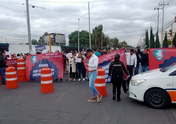 Bloquean trabajadores del Poder Judicial la avenida Bordo de Xochiaca, en Neza