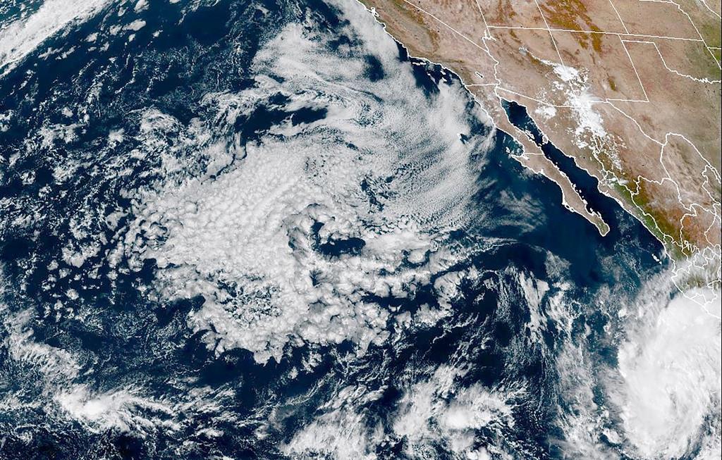 Muestra la tormenta tropical Norma cerca de la costa oeste de México en el Pacífico. (NOAA vía AP)