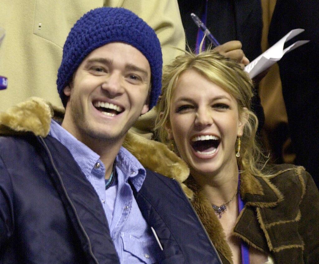 Justin Timberlake y Britney Spears en el partido de estrellas de la NBA 2002 en Filadelfia el 10 de febrero de 2002. El libro de memorias de Spears The Woman in Me será publicado el 24 de octubre. (Foto AP/Chris Gardner, archivo)