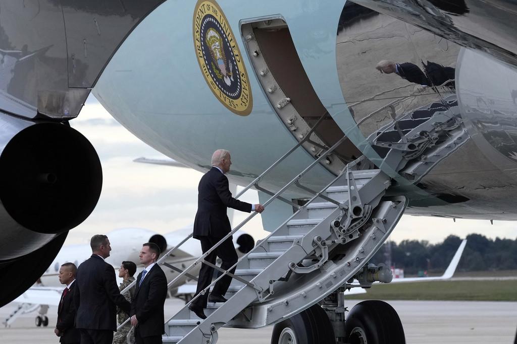 El presidente Joe Biden, directo a Israel, sube la escalerilla del Air Force One en la base aérea de Andrews, Maryland, el martes 17 de octubre de 2023. (AP Foto/Susan Walsh)