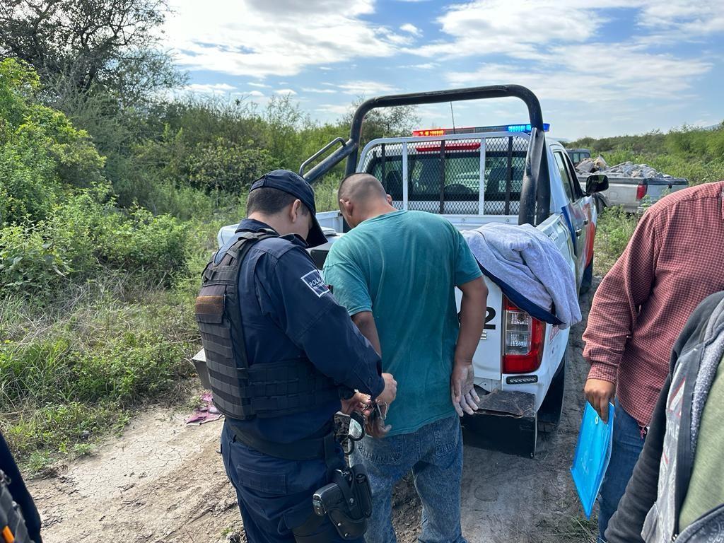 Un hombre que tiene su domicilio en Monterrey fue descubierto al momento en que tiraba escombro en Escobedo . Foto. Cortesía