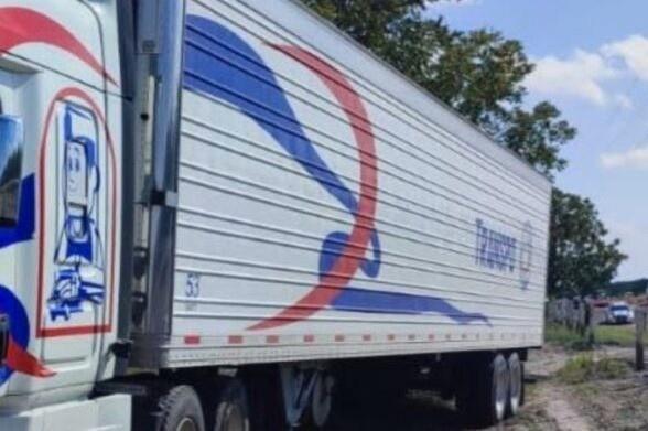 Tras el accidente, corporaciones de seguridad y de apoyo localizaron a la persona que perdió la vida entre la carretera y un cerca de alambre que se localiza en un predio nogalero. Foto: Página Central.