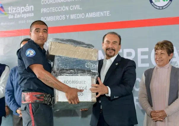 Equipan a elementos de Protección y Bomberos en Atizapán