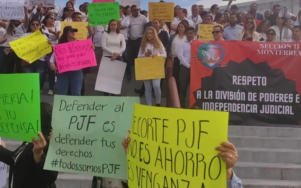 En medio de la manifestación expresó que reiteraron su llamado al senado de la República para que analice bien los fideicomisos que pretenden extinguir. Foto: Armando Galicia.