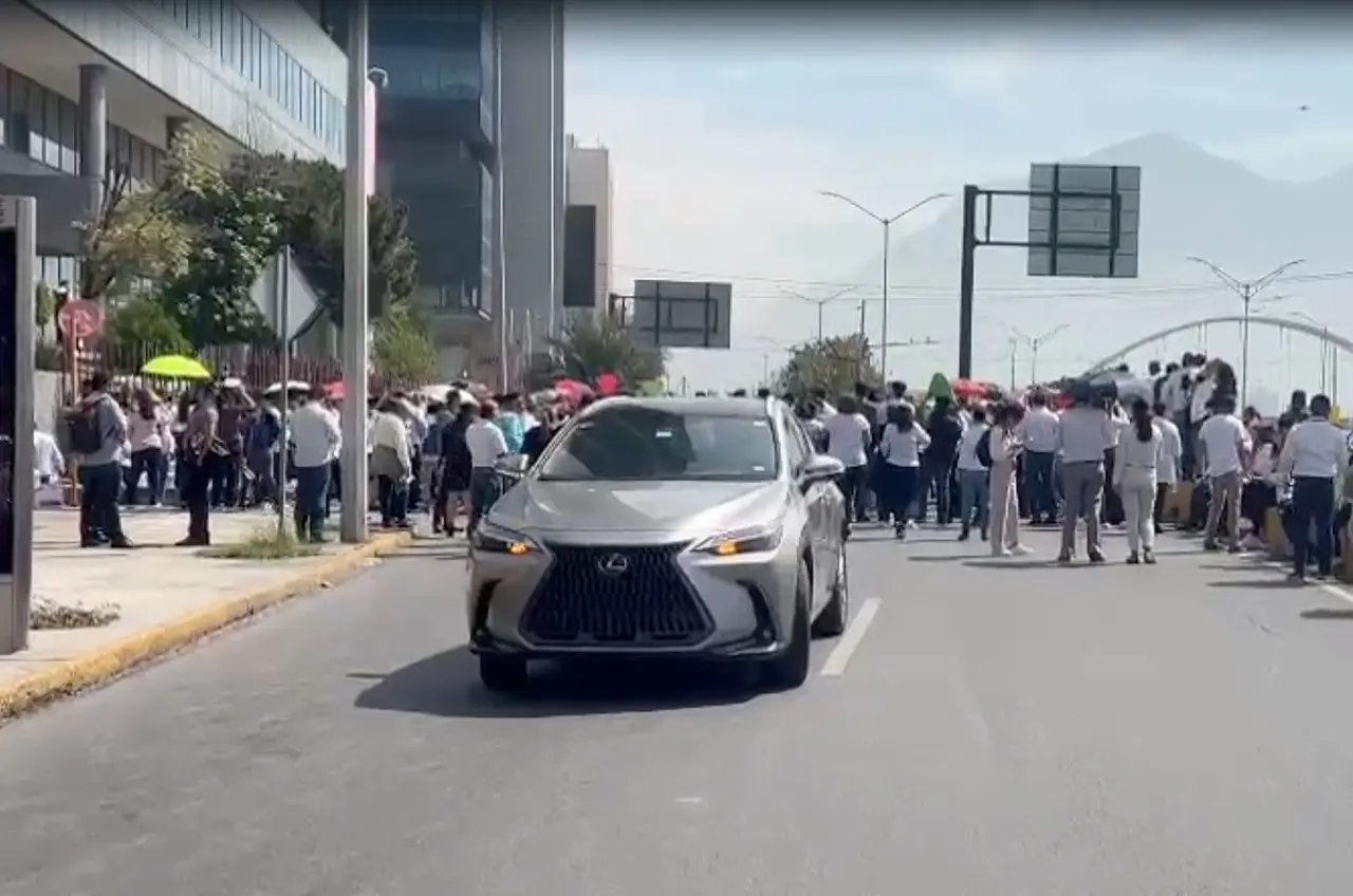 La decisión de bloquear la avenida Constitución fue tomada por los empleados como una medida para expresar su descontento y preocupación por la eliminación de fideicomisos. Foto: Cortesía.