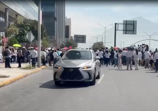 Bloquean trabajadores del poder judicial avenida Constitución