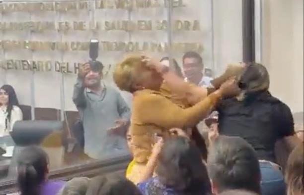 Hasta ahora se desconoce si alguna de las dos periodistas fue sancionada por la pelea en el Congreso de Sonora. Foto: X @elPho3nix.