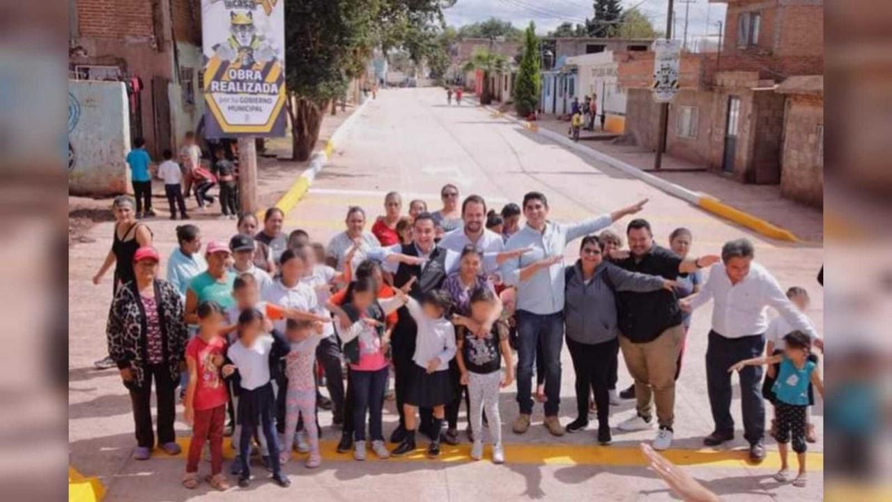 Entrega Toño Ochoa pavimentaciones a vecinos de diferentes colonias duranguenses. Foto: Facebook Toño Ochoa.