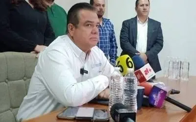 Separan del cargo a tesorera de Juanacatlán por disparar arma de fuego