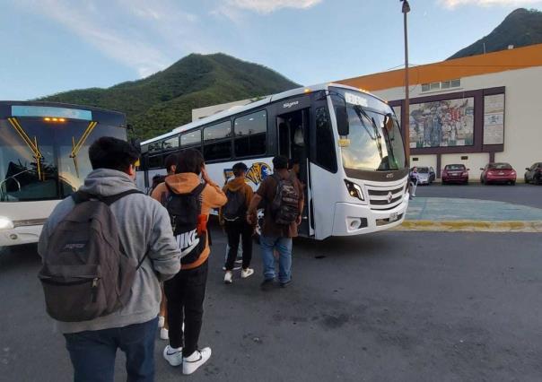 Estudiantes de la UANL esperan por más de dos horas el transporte público