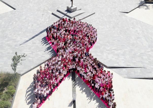 San Lázaro se une en lazo humano rosa por en apoyo al Cáncer de Mama