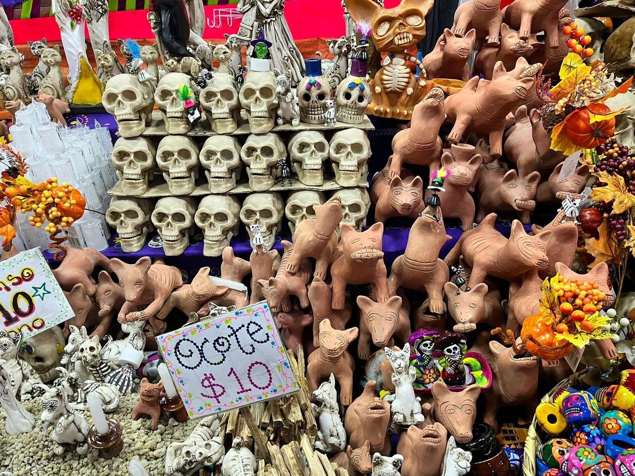 La celebración del Día de Muertos está cerca y los artículos para festejarlo los encuentra en un solo lugar: el Mercado de Jamaica, donde encontrará artículos de todos los precios, tamaños y colores. Foto: Itzel Negrete