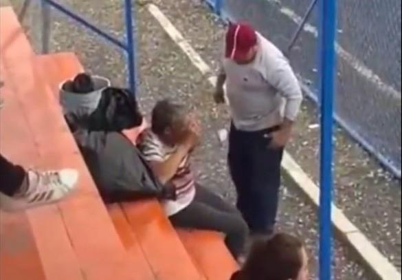 Testigos señalaron que el agresor es el padre de uno de los jugadores que intervenían en el partido de futbol. Foto: X @soyluisgabriel1.