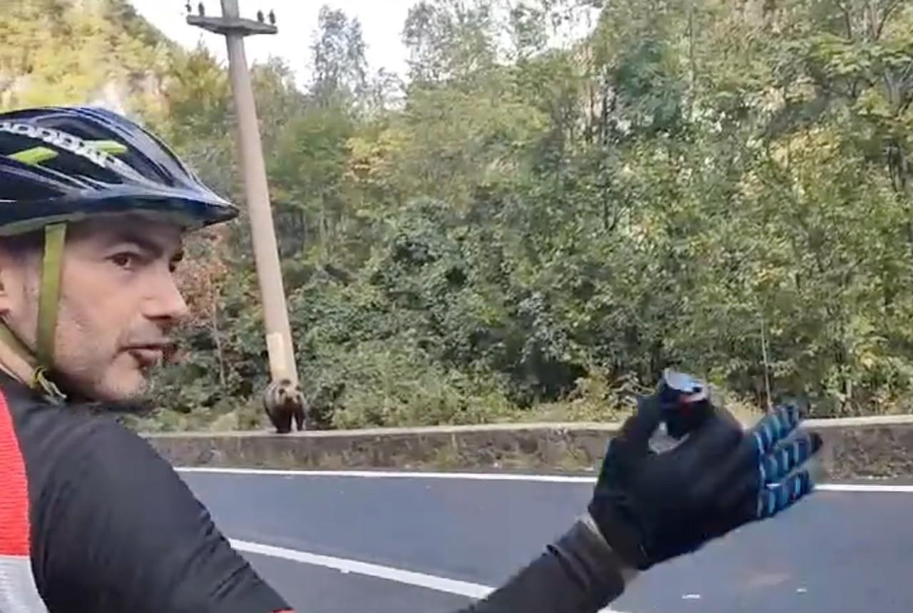 Los corredores bajaron de sus bicicletas para ir a pie, despacio. Foto: X @lasgafasdesolda.